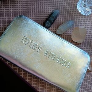 Silver 'Totes Amaze' Wallet, Bill Fold Great Condition.